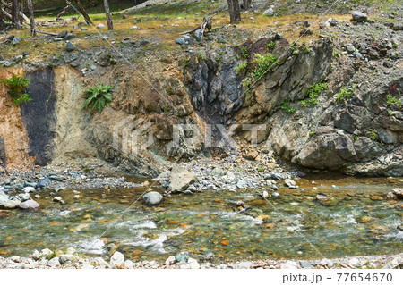 長野県下伊那郡大鹿村 中央構造線 安康露頭 長野県下伊那郡大鹿村 中央構造線 安康露頭 77654670
