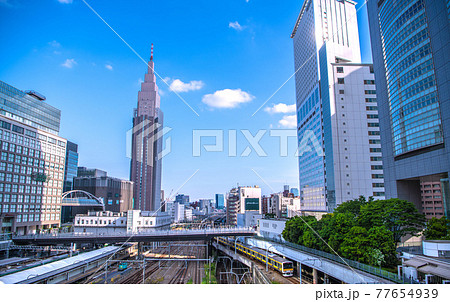 日本の東京都市景観　NTTドコモ代々木ビルや電車などを望む 77654939