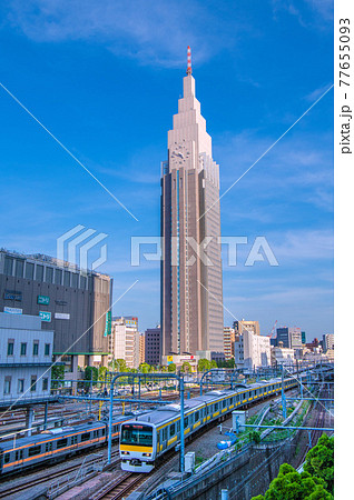日本の東京都市景観 NTTドコモ代々木ビルや電車などを望む 日本の東京都市景観 NTTドコモ代々木ビルや電車などを望む 77655093