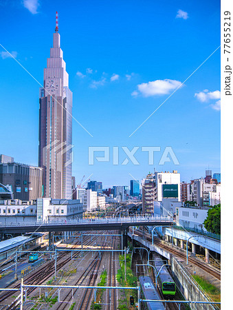 日本の東京都市景観 Nttドコモ代々木ビルや電車などを望むの写真素材