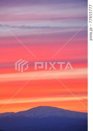 月山のシルエットと夕焼け空 月山のシルエットと夕焼け空 77655777