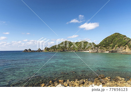 奄美大島の崖の下　海の上　徳浜展望所前の海岸 77656123
