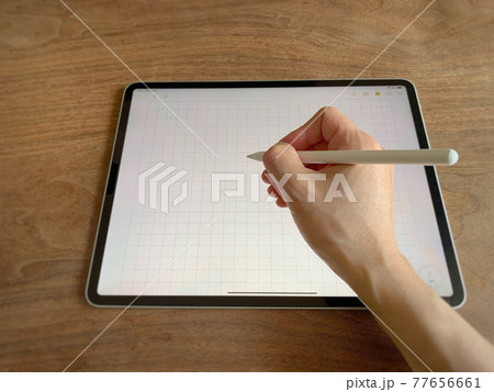 タブレットにタッチペンで書き込む右手 タブレットにタッチペンで書き込む右手 77656661