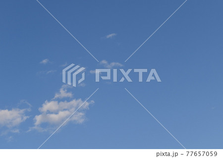 青空に浮かぶ崩れかけた綿雲 77657059