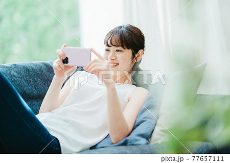 リラックス　女性　若い 77657111