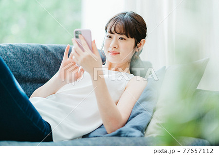 リラックス　女性　若い 77657112