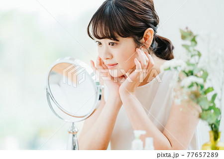 スキンケア 女性 若い スキンケア 女性 若い 77657289