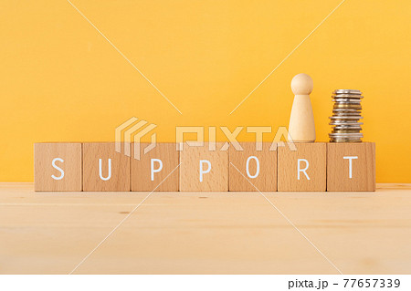 支援金、金銭援助|「SUPPORT」と書かれた積み木と人型オブジェとお金 支援金、金銭援助|「SUPPORT」と書かれた積み木と人型オブジェとお金 77657339