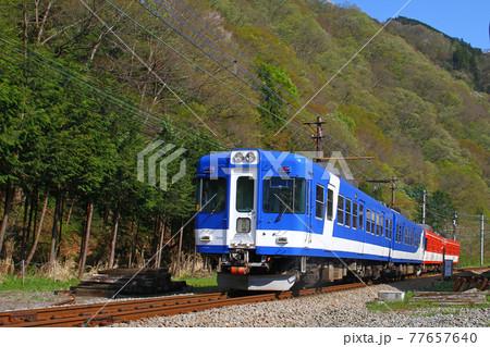 山間を走行する富士急行線 77657640