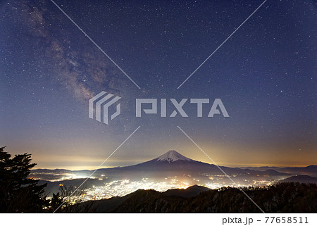 三ツ峠から見る夏の天の川と富士山 77658511