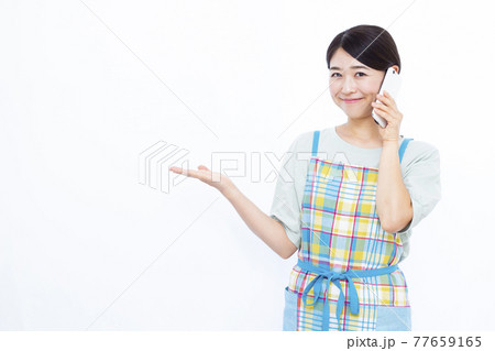 紹介をしている30代の主婦 77659165