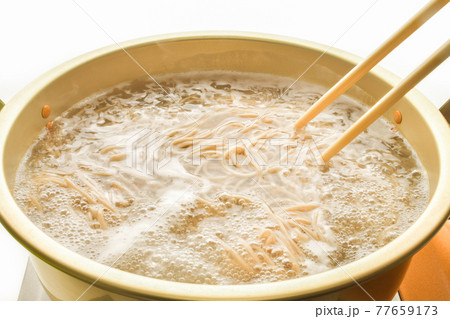 そばを茹でる 77659173