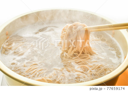 そばを茹でる そばを茹でる 77659174