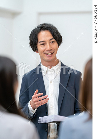 ビジネス 女性 会議 説明 ミーティング 3人 立ち話 スタンディングビジネス 女性 会議 説明 ミ ビジネス 女性 会議 説明 ミーティング 3人 立ち話 スタンディングビジネス 女性 会議 説明 ミ 77660124