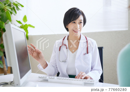 診察をするミドルの女性医師 77660280