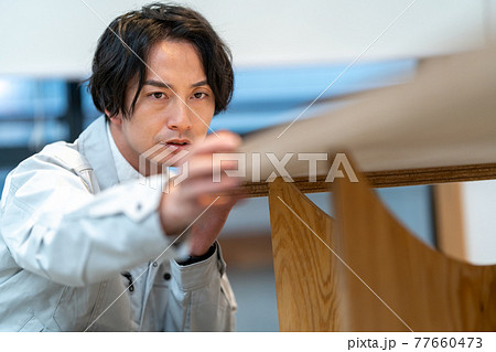 図面と現場を照合する工事監理者 図面と現場を照合する工事監理者 77660473