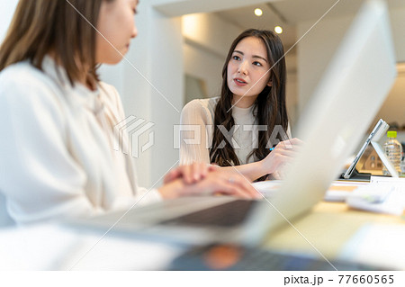 住宅の間取りを説明する女性　ビジネスシーン 77660565