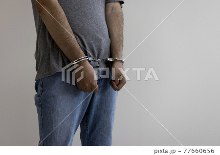 手錠をつけている男性(30代、日本人)。逮捕のイメージ 手錠をつけている男性(30代、日本人)。逮捕のイメージ 77660656