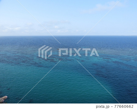 宮古島 伊良部島の断崖からの海の景色 宮古島 伊良部島の断崖からの海の景色 77660662