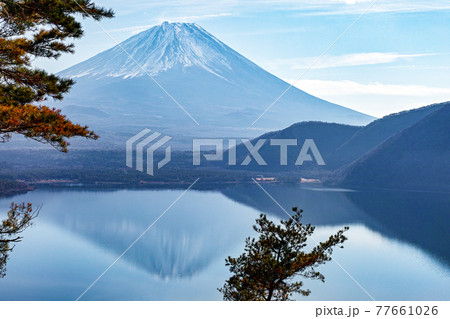山梨県/ 秋の本栖湖 逆さ富士山 山梨県/ 秋の本栖湖 逆さ富士山 77661026