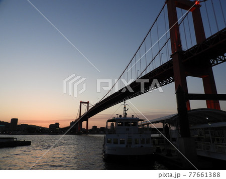 夕暮れの渡し船と若戸大橋 夕暮れの渡し船と若戸大橋 77661388