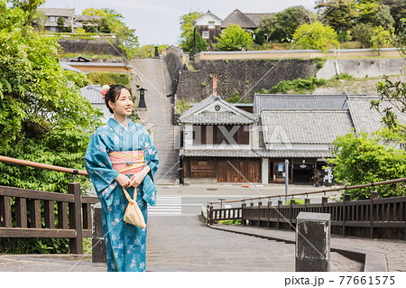 女子旅で着物を着て観光をする若い女性 【杵築市】 女子旅で着物を着て観光をする若い女性 【杵築市】 77661575