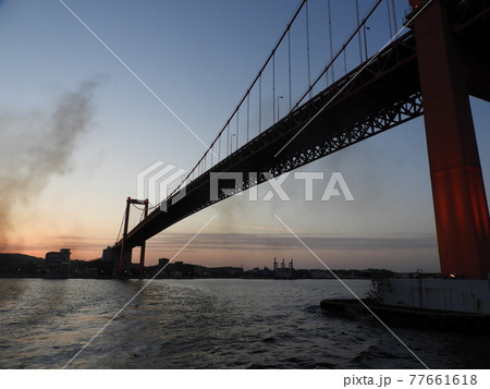 夕暮れに見る若戸大橋 77661618
