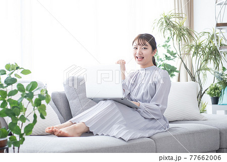 若い女性一人　リビング　ノートパソコン 77662006