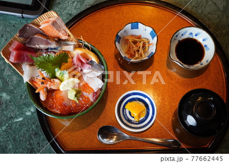 魚づくしのボリューム満点の海鮮丼定食の写真素材 [77662445] - PIXTA