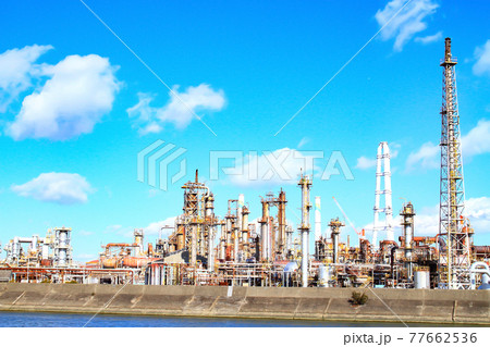 四日市市、工場施設が林立するコンビナートの風景 77662536