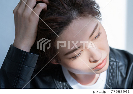 ジェンダーレス　LGBT 　革ジャンを着る女 77662941