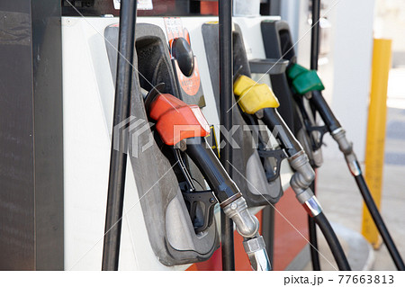 ガソリンスタンドの給油機 77663813
