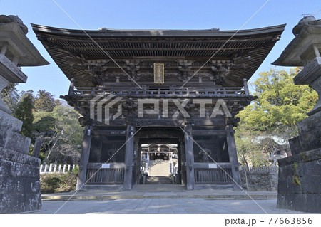 快晴の青空を背にした筑波山神社の随神門 77663856