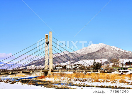 穂波大橋/夜間瀬川 高社山方面を望む(長野県山ノ内町)【2021.1】 穂波大橋/夜間瀬川 高社山方面を望む(長野県山ノ内町)【2021.1】 77664240