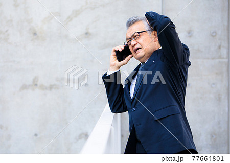 ビジネスマン シニア男性 スマホ ビジネスマン シニア男性 スマホ 77664801