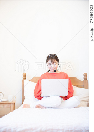 寝室　ノートパソコン　若い女性 77664922