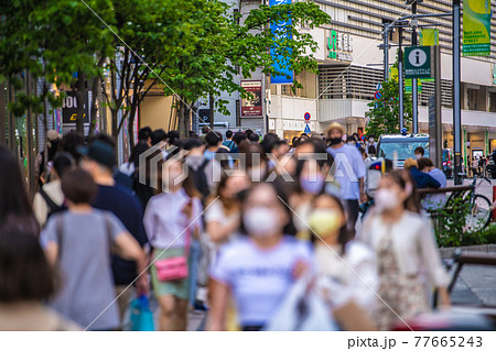 日本の東京都市景観 9都道府県にあす宣言拡大。脅威の人出(奥は新宿駅東口方向)=5月15日 日本の東京都市景観 9都道府県にあす宣言拡大。脅威の人出(奥は新宿駅東口方向)=5月15日 77665243