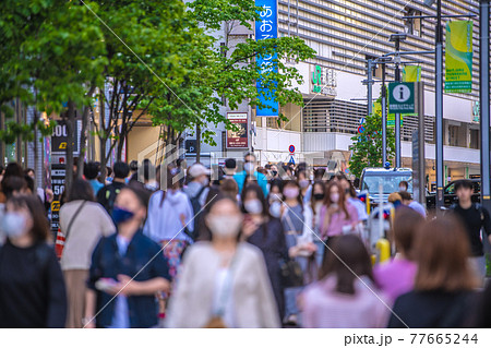 日本の東京都市景観 9都道府県にあす宣言拡大。脅威の人出（奥は新宿駅東口方向）＝5月15日 77665244