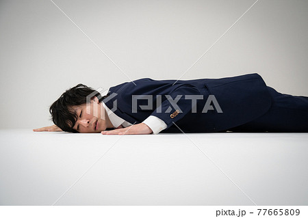ビジネスマン 疲労 倒れる ビジネスマン 疲労 倒れる 77665809