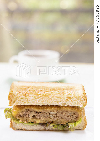 おいしいメンチカツサンドとホットコーヒー おいしいメンチカツサンドとホットコーヒー 77666995