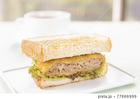 おいしいメンチカツサンドとホットコーヒー 77666999