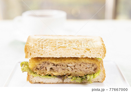 おいしいメンチカツサンドとホットコーヒー おいしいメンチカツサンドとホットコーヒー 77667000