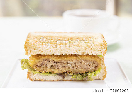 おいしいメンチカツサンドとホットコーヒー おいしいメンチカツサンドとホットコーヒー 77667002