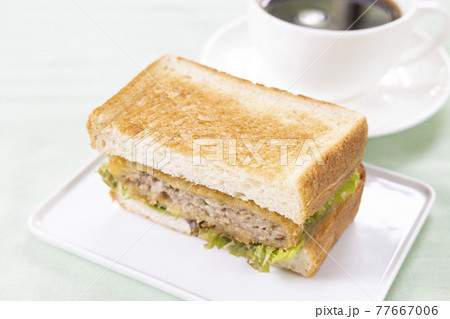 おいしいメンチカツサンドとホットコーヒー おいしいメンチカツサンドとホットコーヒー 77667006