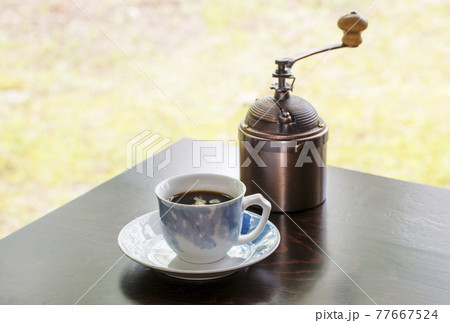 コーヒーブレイク　コーヒーカップとコーヒーミル 　イメージ素材 77667524