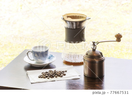 コーヒーブレイク　コーヒーカップとコーヒーミルとサーバー 　コーヒードリップ　イメージ素材 77667531