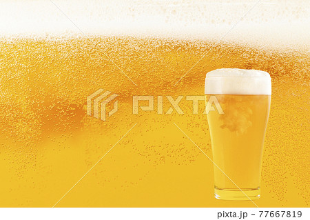 ビールの泡の背景のグラスビールの写真素材