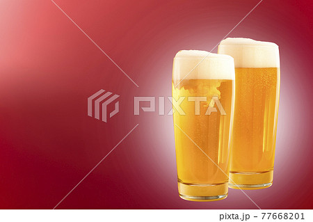 赤色背景のグラスビール 赤色背景のグラスビール 77668201