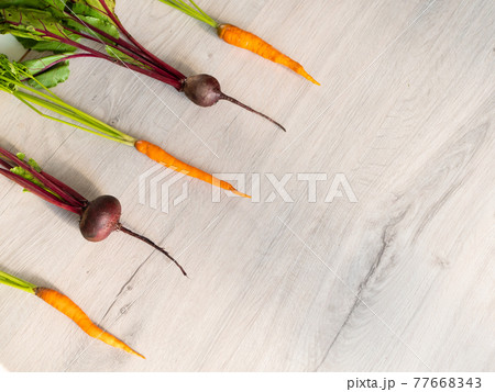 Fresh beautiful washed beets and carrots. layout, top view 77668343