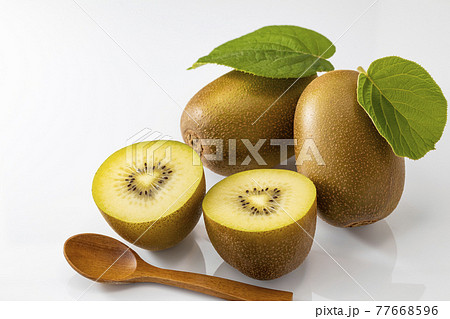 葉を添えたゴールデンキュウイと輪切りのキュウイ 葉を添えたゴールデンキュウイと輪切りのキュウイ 77668596
